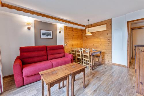 un salon avec un canapé rouge et une table dans l'établissement Résidence Les Hauts De Preclaux - Appartement en rez-de-jardin aux Orres 1800 MAE-1711, aux Orres