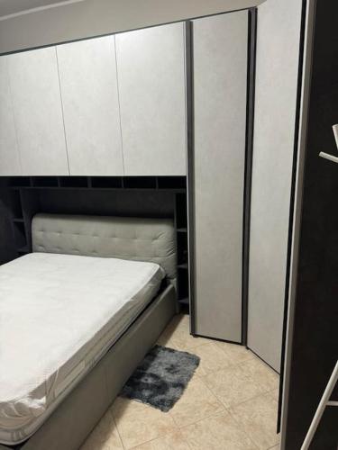 Ένα ή περισσότερα κρεβάτια σε δωμάτιο στο Bilocale Rozzano