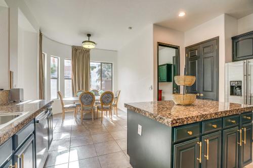 Η κουζίνα ή μικρή κουζίνα στο Pool Access and Private Patio Litchfield Park Home!