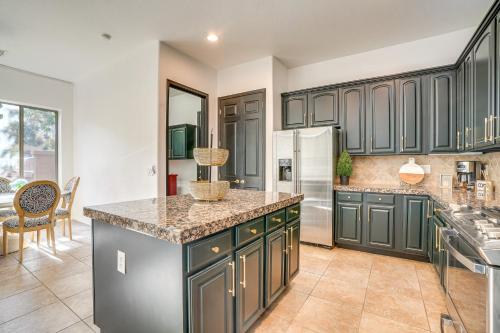 Η κουζίνα ή μικρή κουζίνα στο Pool Access and Private Patio Litchfield Park Home!
