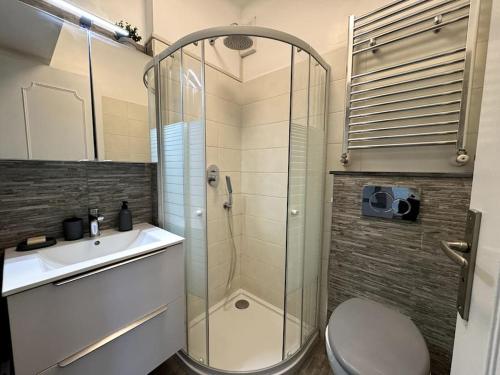 une salle de bain avec une douche, des toilettes et un lavabo dans l'établissement Studio Cosy - Bord de mer, à Menton