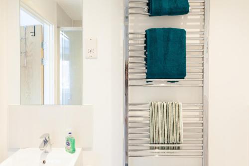 a bathroom with a sink and a mirror at Balcony View, Fitzroy Court, 2 Bed Apartment, 2 Bathroom - High Wycombe in High Wycombe
