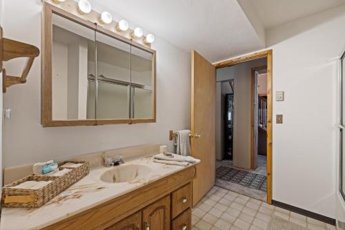 Ένα μπάνιο στο 208 Escape - Quiet, private, cabin on 5-acres - Trails - WiFi - Fireplace - Family Getaway