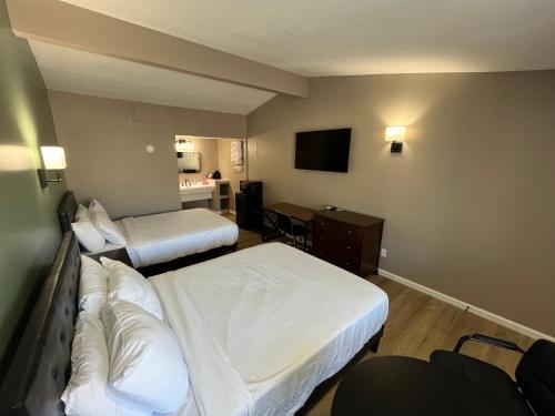 Una cama o camas en una habitación de Valley Inn and Suites