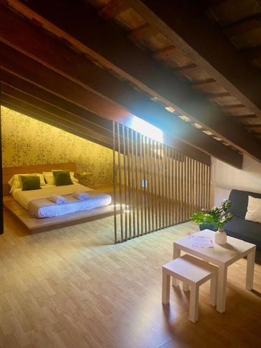 Un dormitorio con una cama y una mesa en una habitación. en Aire, en Valencia