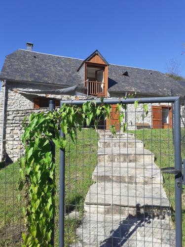 Saint-PastousにあるGîte Pause du Bergerの家の前のつるのある柵