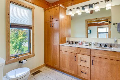 Un baño de Spacious and Secluded Forksville Home Fire Pit