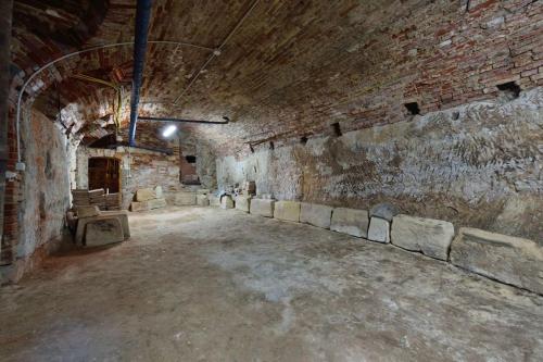 an empty room in an old brick building at Casa Biglino, grande casa padronale in Monferrato in Rosignano Monferrato