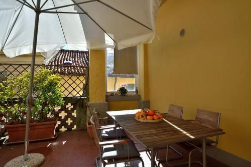 a wooden table with a bowl of fruit on it at Casa Biglino, grande casa padronale in Monferrato in Rosignano Monferrato