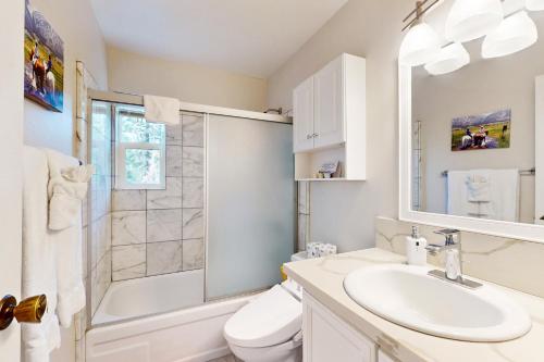 ein Badezimmer mit Waschbecken, Toilette und Dusche in der Unterkunft Ski Run Village in South Lake Tahoe