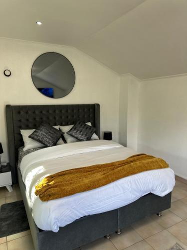 une chambre avec un grand lit avec un grand miroir dans l'établissement Jireh Loft Limeil Brévannes studio Privé, à Limeil-Brévannes