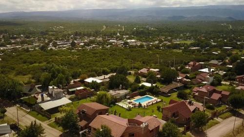 een luchtzicht op een huis met een zwembad bij Altos de Brochero Cabañas & Padel in Villa Cura Brochero