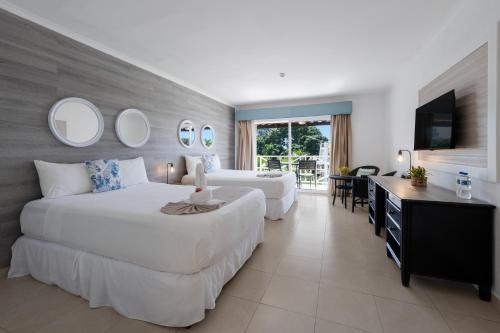 Postel nebo postele na pokoji v ubytování Playa Blanca Beach Resort - All Inclusive