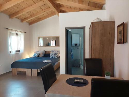 Ένα ή περισσότερα κρεβάτια σε δωμάτιο στο Nice holiday houses with Mediterranean garden