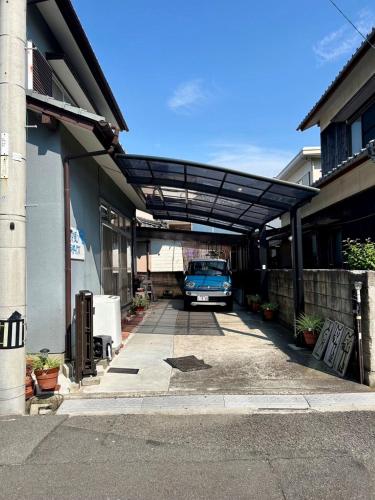 Bangunan di mana terletaknya rumah tamu ini
