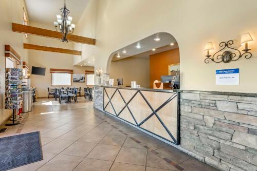 a lobby of a store with a stone counter at Best Western Sunset Inn in Cody