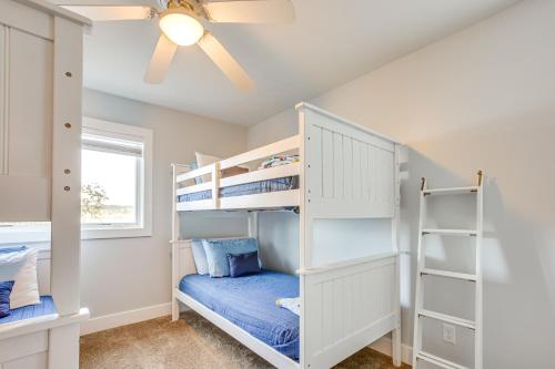 Ένα ή περισσότερα κρεβάτια σε δωμάτιο στο Spacious Home with Dock on Lake Leelanau!