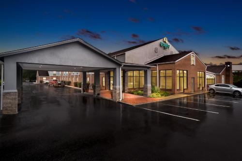 a building with a car parked in a parking lot at Quality Inn in Cornelia