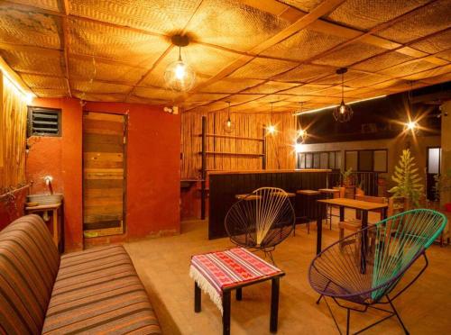 Khu vực ghế ngồi tại Laidback tradicional centric Wifi AC TV Terrace