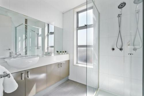 Koupelna v ubytování Perfect Location Cozy Townhouse McKinnon Station