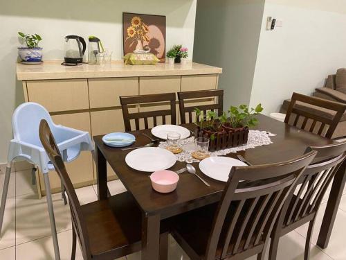 mesa de comedor con sillas y mesa con platos en Ampang 6-8 pax in Ampang Point, en Ampang