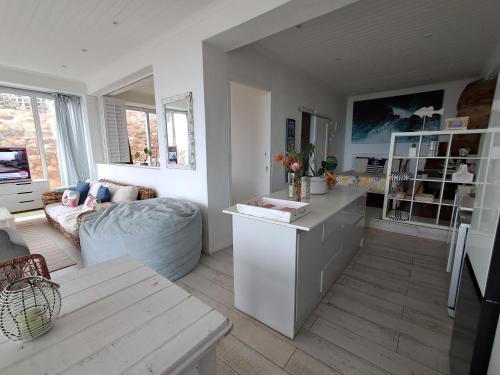 Dapur atau dapur kecil di Mountain & Sea Apartments
