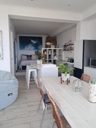 Ruang duduk di Mountain & Sea Apartments