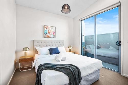 Postel nebo postele na pokoji v ubytování Perfect Location Cozy Townhouse McKinnon Station