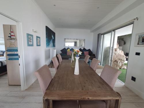 Ruang duduk di Mountain & Sea Apartments