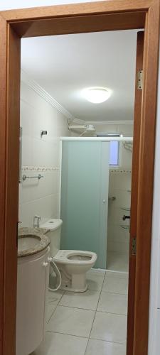 Ένα μπάνιο στο Apartamento próximo à praia