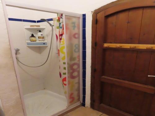 オルヒバにあるBeautiful private outdoor patioのバスルームの隣にドアがあるシャワー