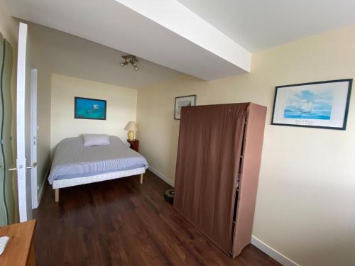 - une petite chambre avec un lit et un placard dans l'établissement Apartment in Loctudy by Lodonnec Beach, à Loctudy