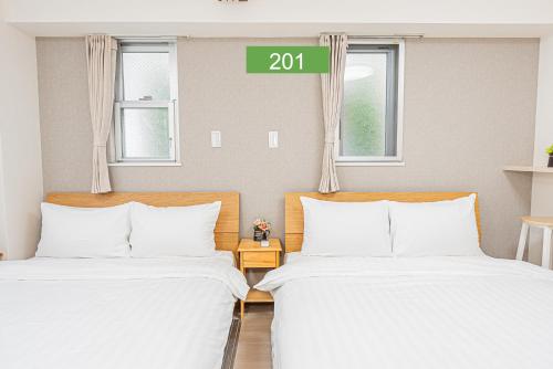 Shinjuku Downtown 1min walk to metro Cozy APT
