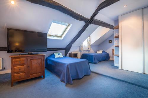 Postel nebo postele na pokoji v ubytování Hotel des Arts - Cite Bergere