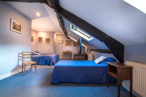 パリにあるHotel des Arts - Cite Bergereのベッドルーム(ベッド2台付)が備わる屋根裏部屋です。