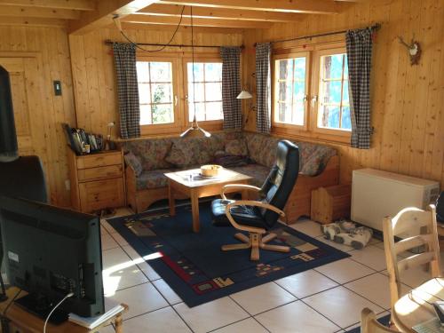 ein Wohnzimmer mit einem Sofa und einem Tisch in der Unterkunft Chalet Annika in Grimentz