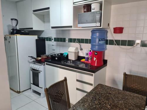 ジョアンペソアにあるApartamento Condominio Belagio Residenceの小さなキッチン(コンロ、冷蔵庫付)