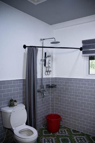 ein Badezimmer mit Toilette und Dusche in der Unterkunft Casaroro Residence in Valencia