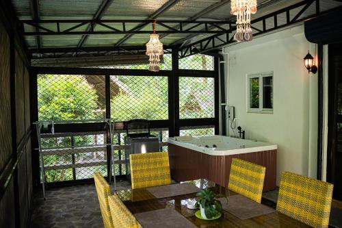 ein Esszimmer mit Tisch und Stühlen und einer Badewanne in der Unterkunft Casaroro Residence in Valencia