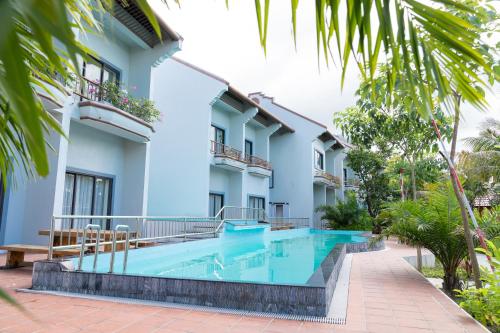 a swimming pool in front of a building at Quảng Ninh Gate Hotel & Resort in Bác Mã