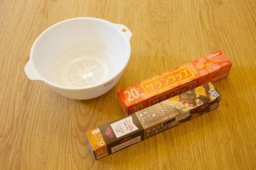 a table with a bowl and two packets of candy at ラリッサ ヴィラ ウランバル in Azama