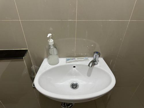Bilik mandi di Nature INN Majestic Point Serpong