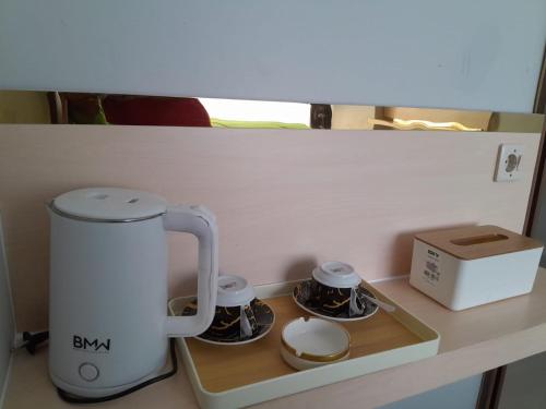 Kemudahan buat kopi dan teh di Nature INN Majestic Point Serpong