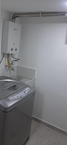 a kitchen with a sink and a counter top at Apartamento comodo a 15 minutos del Aeropuerto JMC in Rionegro
