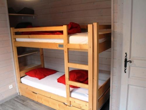 une chambre avec deux lits superposés dans l'établissement Appartement rénové aux Gets, proche centre et pistes, balcon sud - FR-1-623-160, aux Gets