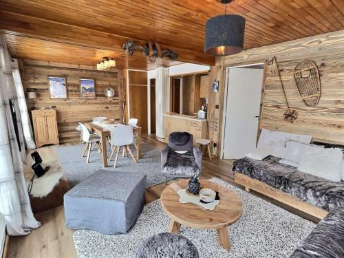 un salon avec un canapé et une table dans l'établissement Charmant 2 pièces rénové, 4 pers., WiFi, Val-d'Isère - FR-1-411-939, à Val dʼIsère