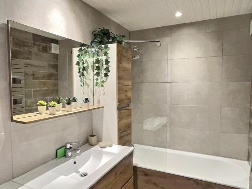 une salle de bain avec une baignoire, un lavabo et une douche dans l'établissement Charmant 2 pièces rénové, 4 pers., WiFi, Val-d'Isère - FR-1-411-939, à Val dʼIsère