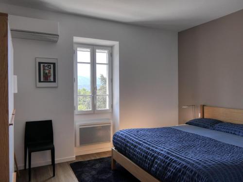 une chambre avec un lit et une fenêtre dans l'établissement Mas de luxe à Ménerbes : 5 ch, piscine privative, clim, animaux admis, parking - FR-1-708-83, à Ménerbes
