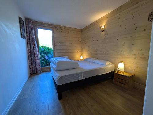 Photo de la galerie de l'établissement Chalet rénové 12 pers, 5 ch, parking, poêle, sud-ouest - FR-1-342-321, à Beaufort