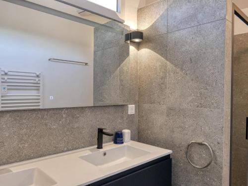 une salle de bain avec un lavabo et un miroir dans l'établissement Gîte authentique avec piscine privée, climatisation, Wi-Fi et animaux permis à Ménerbes - FR-1-708-84, à Ménerbes